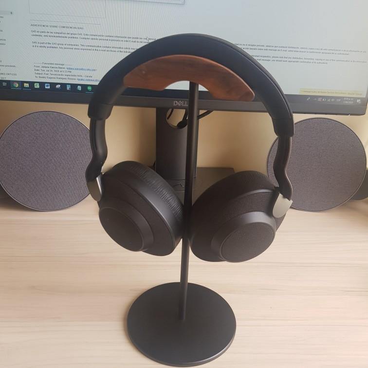 Wood Headphone Holder Stand 🌳 Natural Wood. ♻️ Eco-friendly. ✈️ Free Worldwide Shipping. 🎁 Perfect Gift.