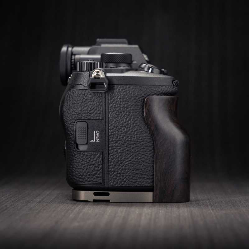 Custom Solid Wood Camera Hand Grip Baseplate for Sony A7R6 Series | Arca-Swiss Compatible