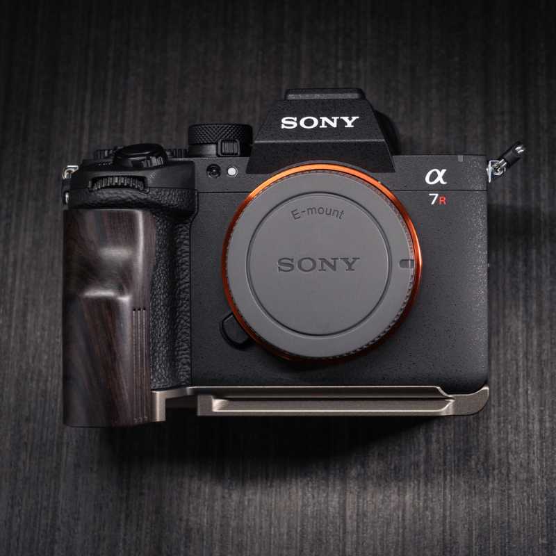 Custom Solid Wood Camera Hand Grip Baseplate for Sony A7R6 Series | Arca-Swiss Compatible