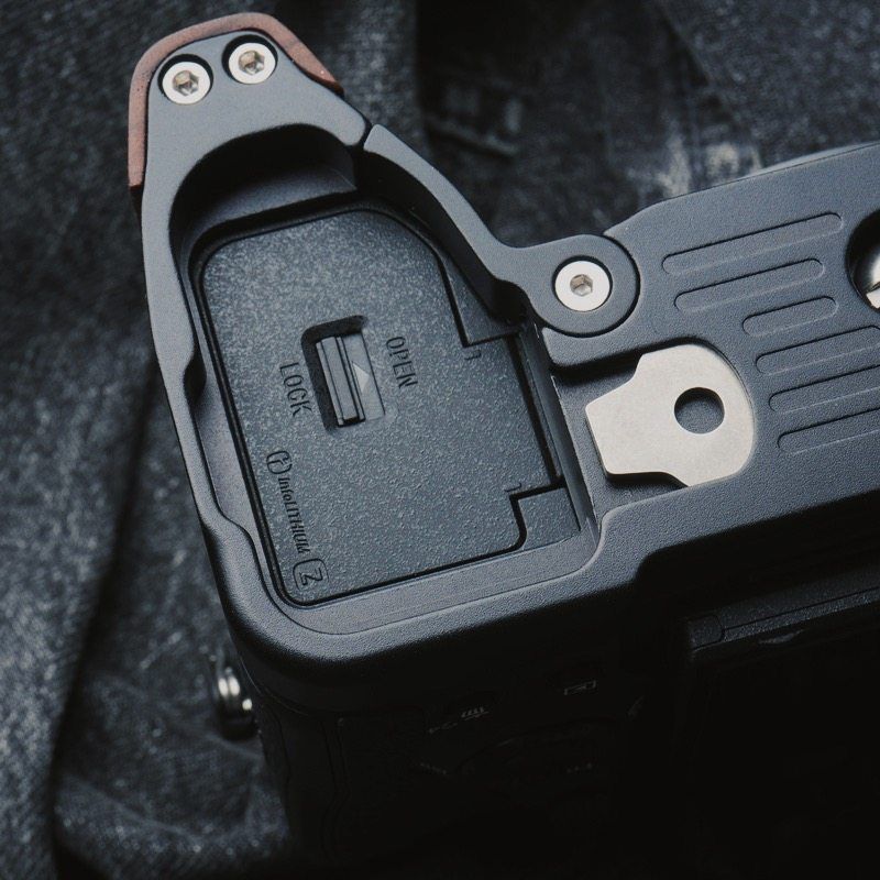 Sony A7M5 Wooden Handgrip | Ergonomic L-Plate & Battery Access | iWoodStore