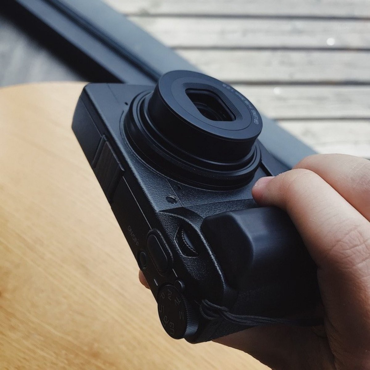 リコー GR3 ハンドグリップで操作性と安全性を向上 📷