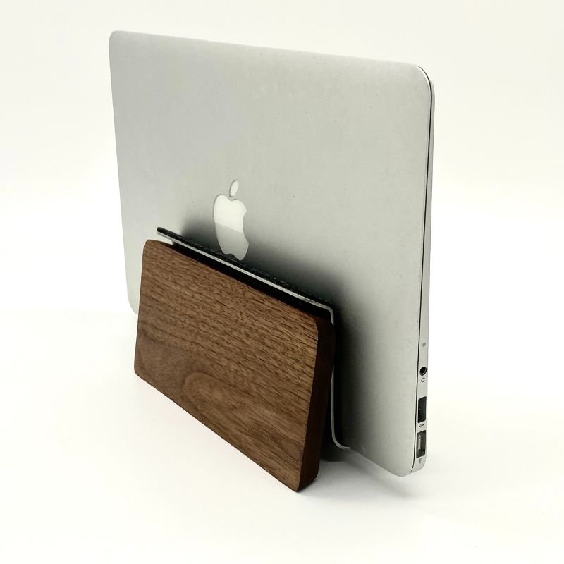 Vertikaler Laptopständer aus Holz für den Schreibtisch